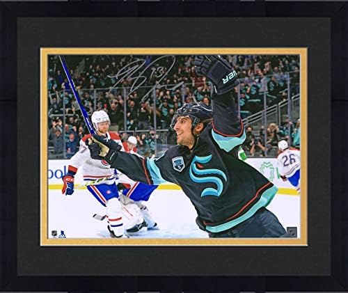 Çerçeveli Brandon Tanev Seattle Kraken İmzalı 16 x 20 Hedef Kutlama Fotoğrafı-İmzalı NHL Fotoğrafları